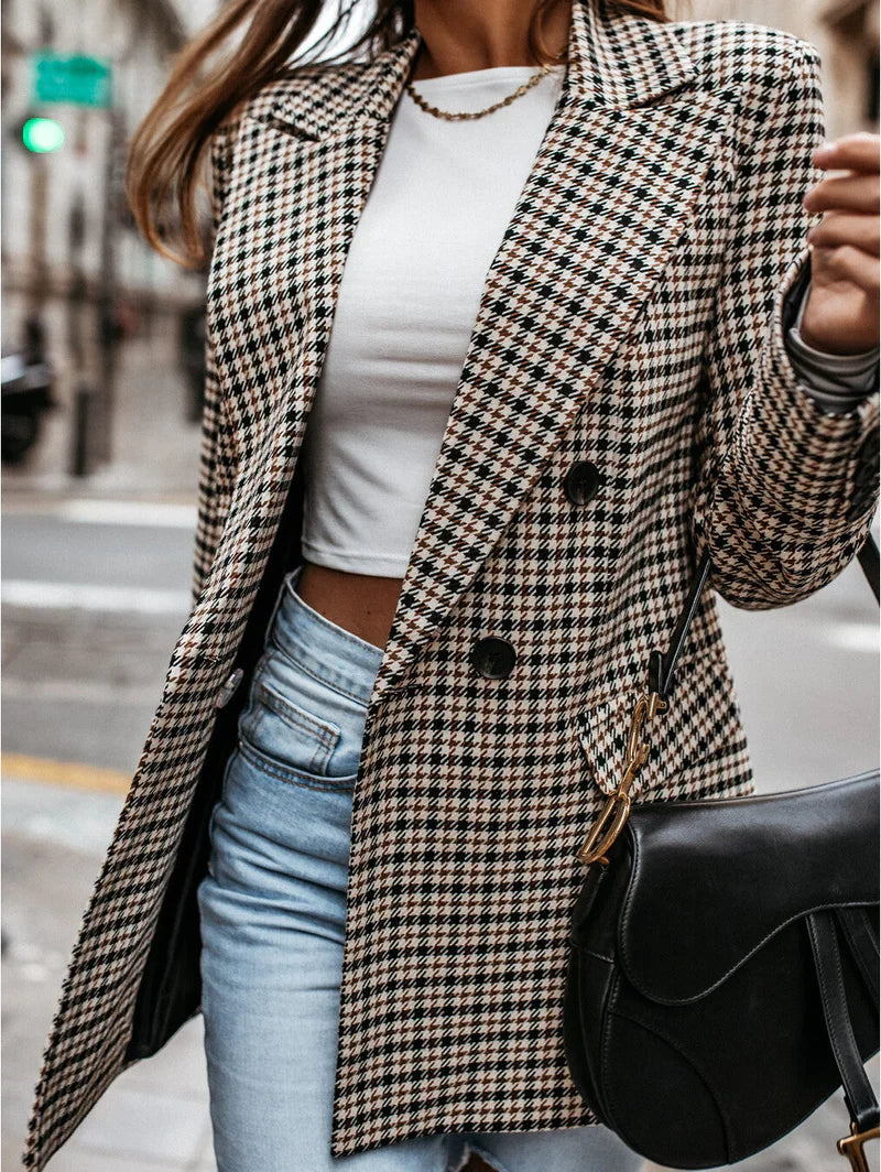 CORA - Blazer Classique Grande Taille Découvrez notre blazer CORA, une création mode grande taille qui allie style classique et élégance française. Ce blazer grande taille offre un design intemporel et sophistiqué, idéal pour les femmes qui souhaitent une