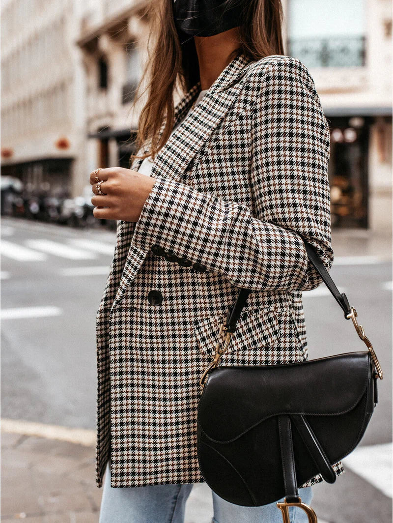 CORA - Blazer Classique Grande Taille Découvrez notre blazer CORA, une création mode grande taille qui allie style classique et élégance française. Ce blazer grande taille offre un design intemporel et sophistiqué, idéal pour les femmes qui souhaitent une