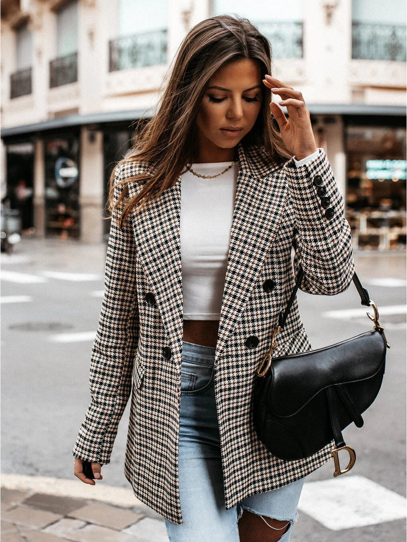 CORA - Blazer Classique Grande Taille Découvrez notre blazer CORA, une création mode grande taille qui allie style classique et élégance française. Ce blazer grande taille offre un design intemporel et sophistiqué, idéal pour les femmes qui souhaitent une