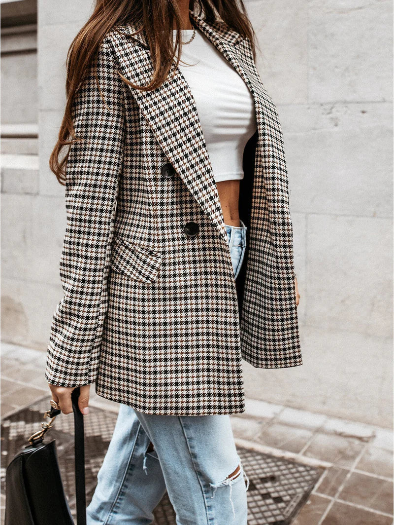 CORA - Blazer Classique Grande Taille Découvrez notre blazer CORA, une création mode grande taille qui allie style classique et élégance française. Ce blazer grande taille offre un design intemporel et sophistiqué, idéal pour les femmes qui souhaitent une