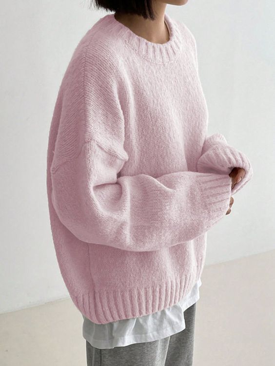 RINA - Pull Rose Col Rond Élégant Grande Taille Découvrez notre pull RINA, une création mode grande taille qui marie la douceur du rose à l'élégance française. Ce pull col rond grande taille offre une silhouette pure et raffinée, créé pour les femmes qui