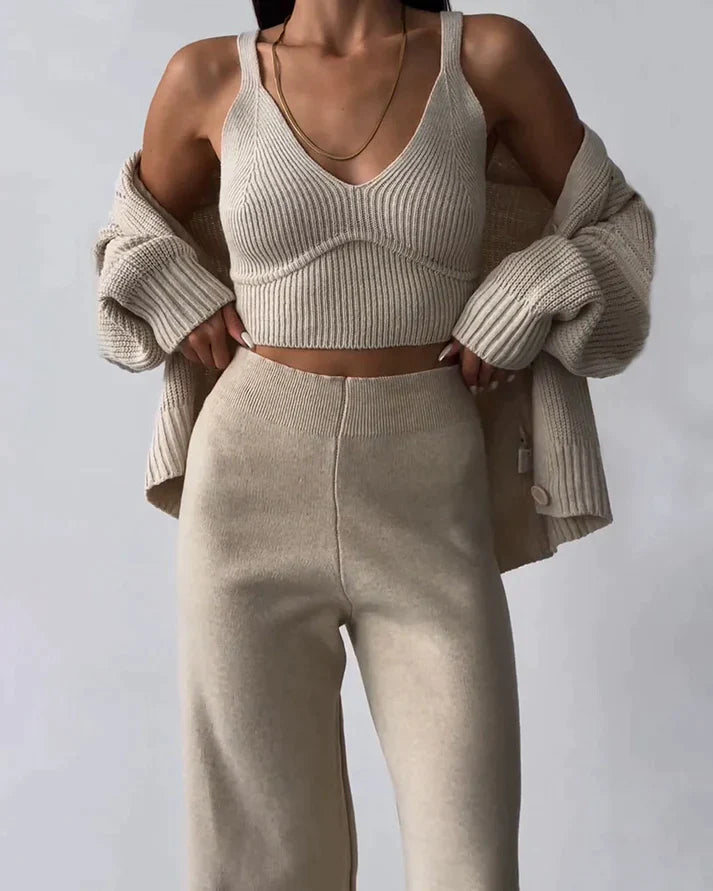 AMELIA - Ensemble Trois Pièces Élégant Grande Taille Découvrez notre ensemble AMELIA, une création mode grande taille qui élève l'art de la coordination à son apogée. Cet ensemble trois pièces grande taille offre une silhouette complète et sophistiquée, c