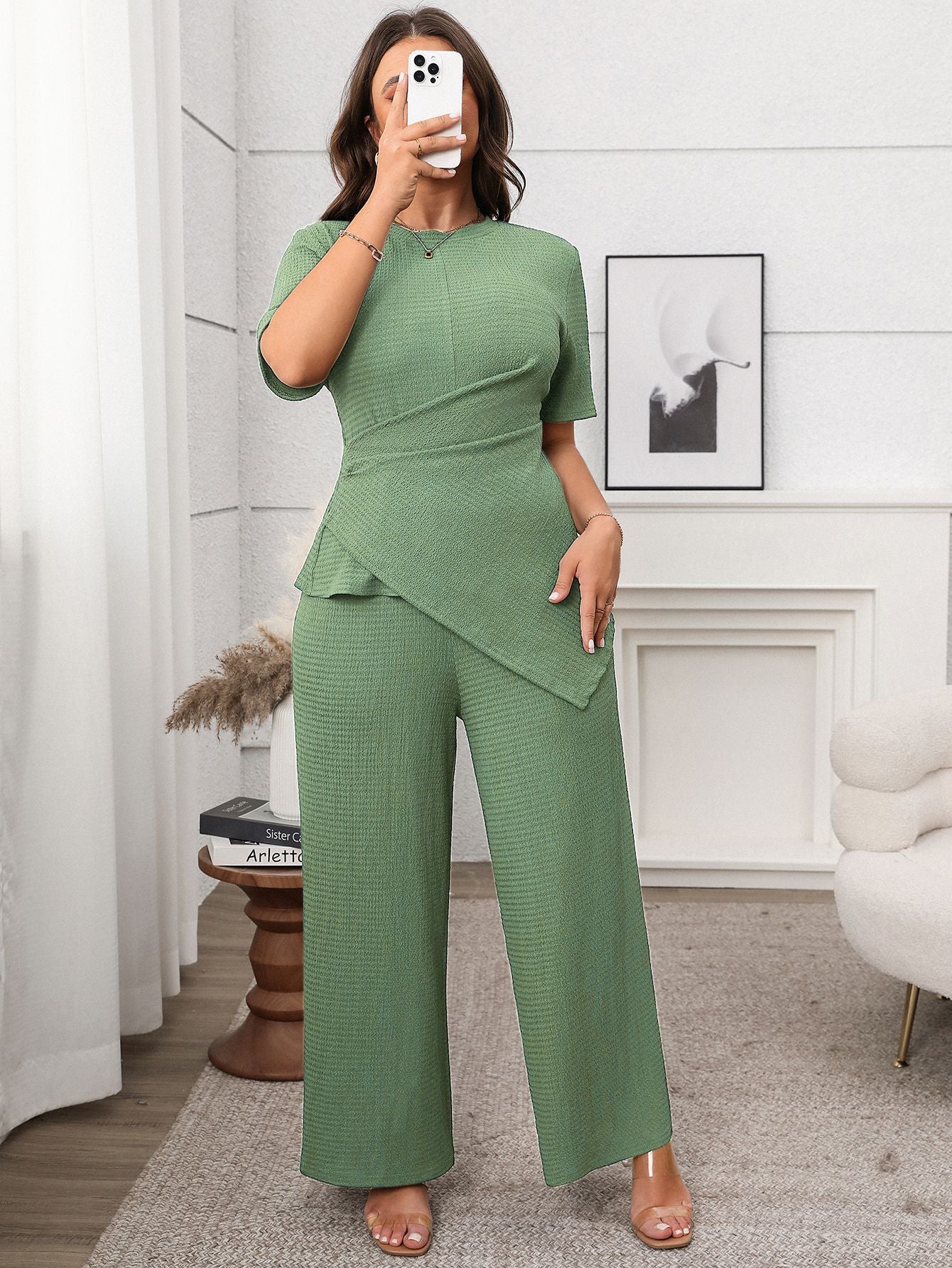 Claire Ensemble - Top & Pantalon Large Grande Taille Notre Claire Ensemble incarne l'élégance au quotidien. Cette combinaison deux pièces grande taille allie style contemporain et confort optimal, créant une silhouette moderne et raffinée qui vous accompa