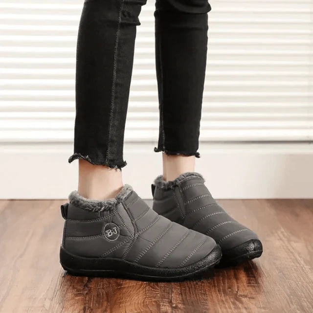 CARLY - Bottes Orthopédiques Imperméables Grande Taille Découvrez nos bottes CARLY, une création mode grande taille qui marie confort orthopédique, protection imperméable et élégance française. Ces bottes grande taille offrent une silhouette raffinée et f