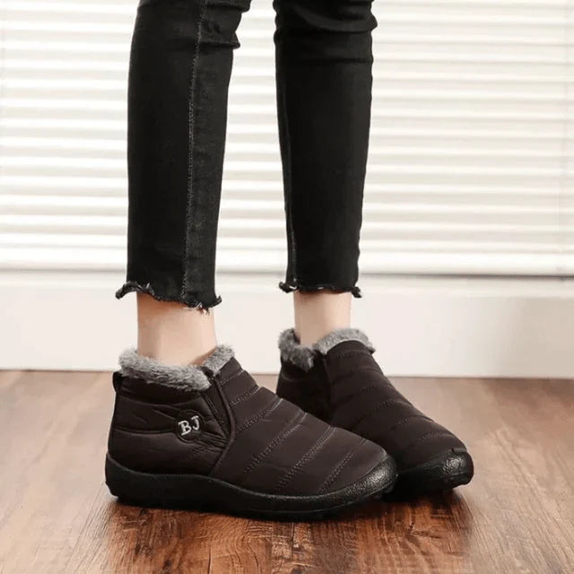 CARLY - Bottes Orthopédiques Imperméables Grande Taille Découvrez nos bottes CARLY, une création mode grande taille qui marie confort orthopédique, protection imperméable et élégance française. Ces bottes grande taille offrent une silhouette raffinée et f