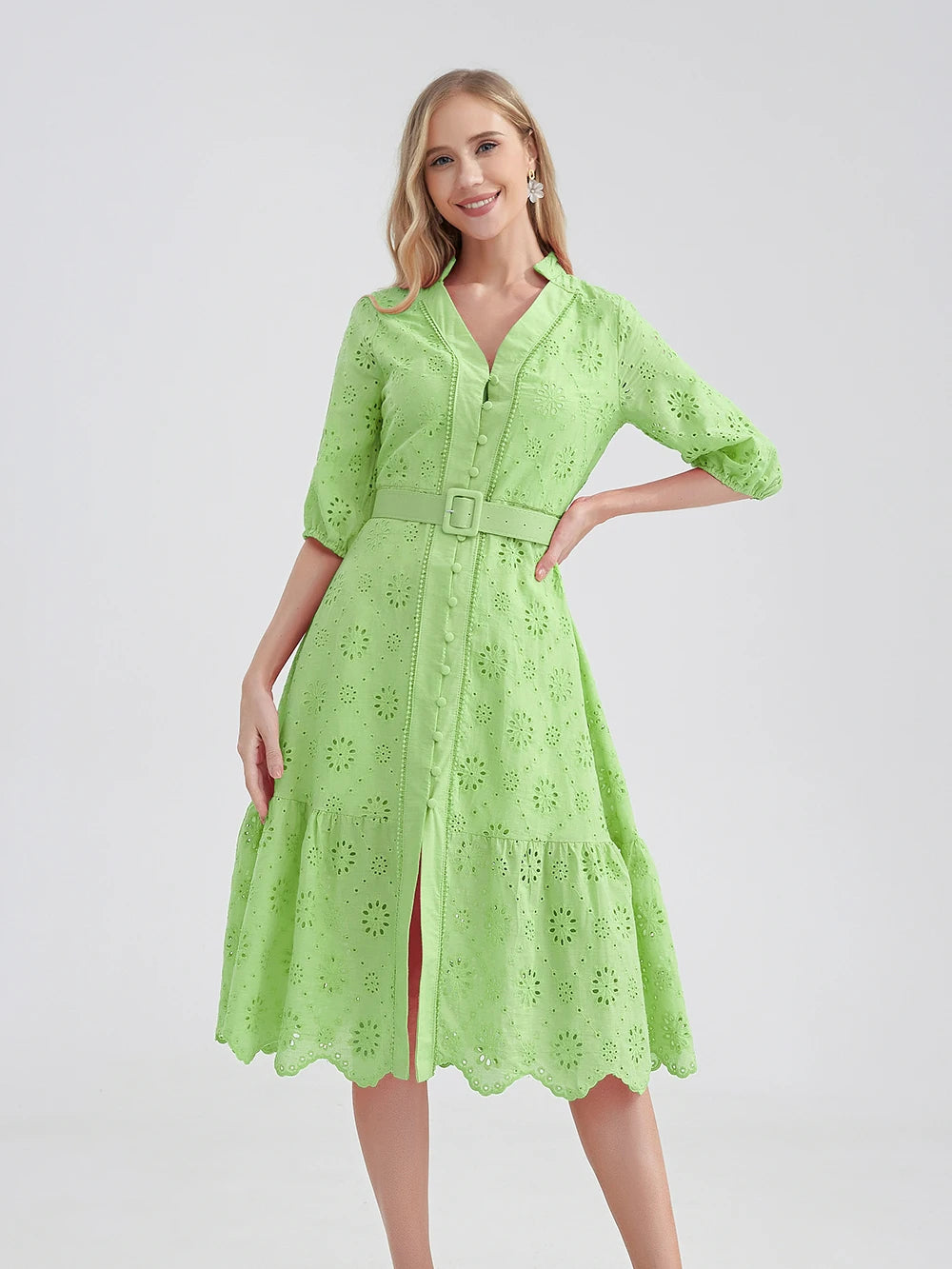 Monica - Robe d'Été Grande Taille Femme Élégante Découvrez notre robe Monica, une création mode grande taille qui incarne la fraîcheur estivale et l'élégance française. Cette robe élégante grande taille allie style sophistiqué et confort d'été, parfaite p