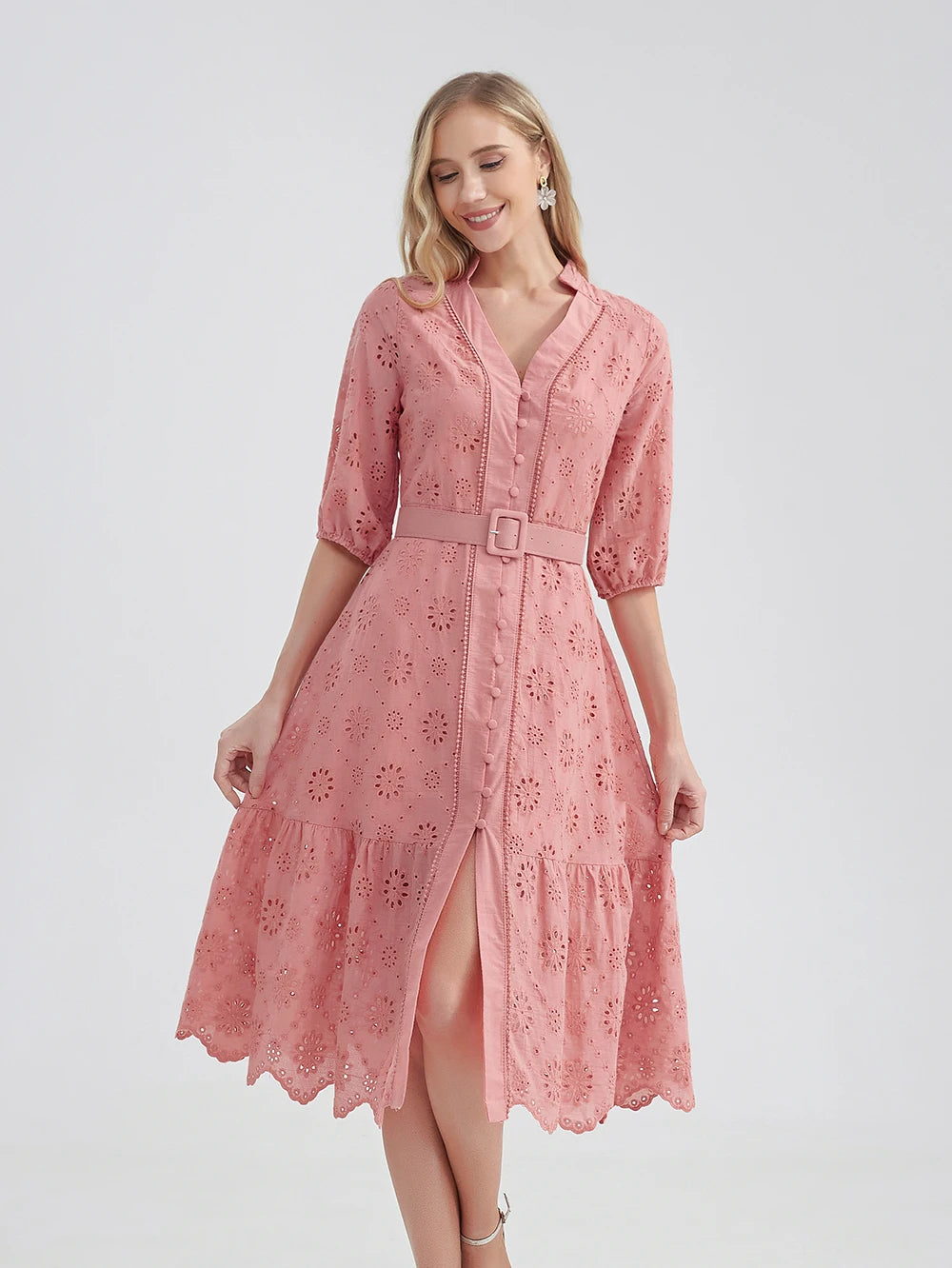 Monica - Robe d'Été Grande Taille Femme Élégante Découvrez notre robe Monica, une création mode grande taille qui incarne la fraîcheur estivale et l'élégance française. Cette robe élégante grande taille allie style sophistiqué et confort d'été, parfaite p