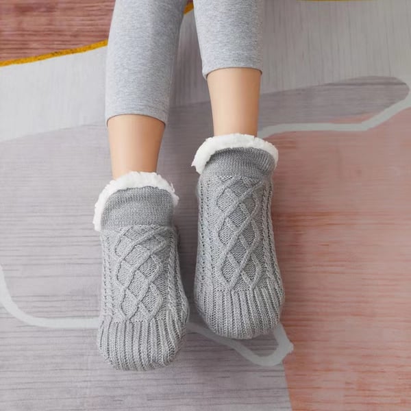 CALLIE - Chaussettes Antidérapantes Grande Taille Découvrez nos chaussettes CALLIE, une création mode grande taille qui marie sécurité quotidienne et élégance française. Ces chaussettes antidérapantes grande taille offrent une silhouette raffinée et prati
