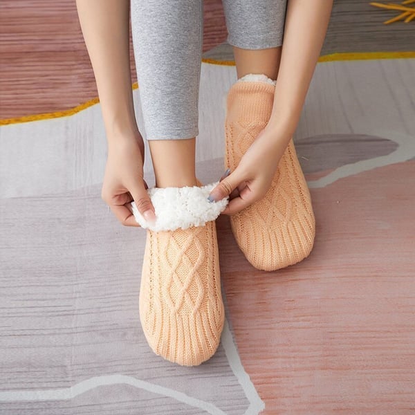 CALLIE - Chaussettes Antidérapantes Grande Taille Découvrez nos chaussettes CALLIE, une création mode grande taille qui marie sécurité quotidienne et élégance française. Ces chaussettes antidérapantes grande taille offrent une silhouette raffinée et prati