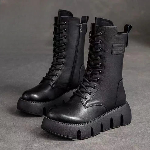 ELIZABETH - Bottes d'Hiver Grande Taille Découvrez nos bottes ELIZABETH, une création mode grande taille qui marie chaleur hivernale et élégance française. Ces bottes d'hiver grande taille offrent une silhouette raffinée et protectrice, créées pour les fe