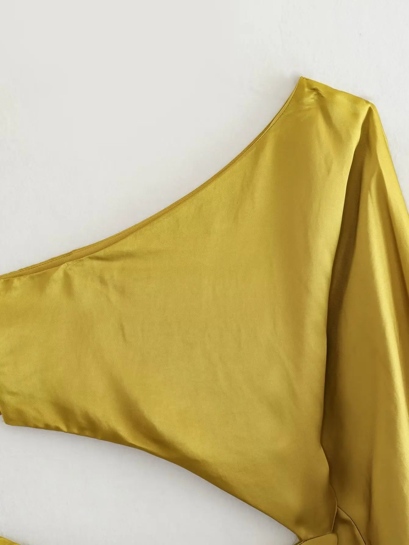 Tara - Robe Grande Taille Femme Unique et Élégante Découvrez notre robe Tara, une création mode grande taille qui allie audace et élégance française. Cette robe élégante grande taille vous offre un style unique et séduisant, parfaite pour les femmes qui o