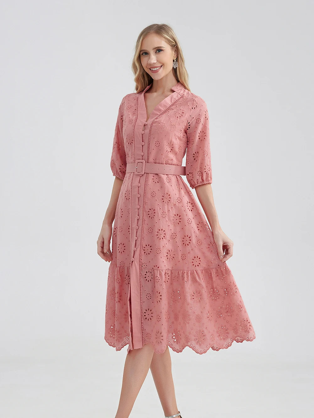 Monica - Robe d'Été Grande Taille Femme Élégante Découvrez notre robe Monica, une création mode grande taille qui incarne la fraîcheur estivale et l'élégance française. Cette robe élégante grande taille allie style sophistiqué et confort d'été, parfaite p