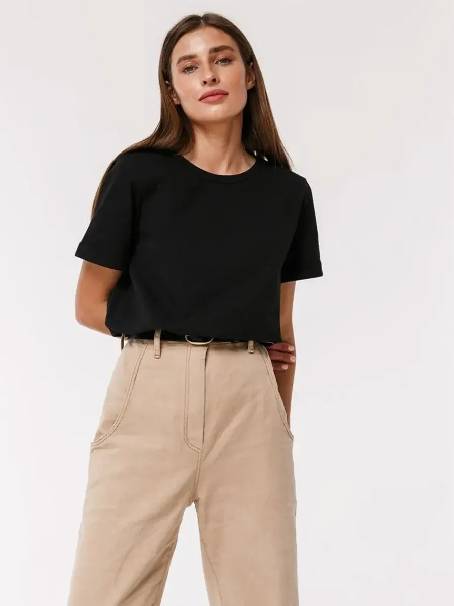 ANNE - Pull Exclusif Grande Taille Découvrez notre pull ANNE, une création mode grande taille qui marie design exclusif et élégance française. Ce pull grande taille offre une silhouette distinctive et raffinée, créé pour les femmes qui recherchent une piè