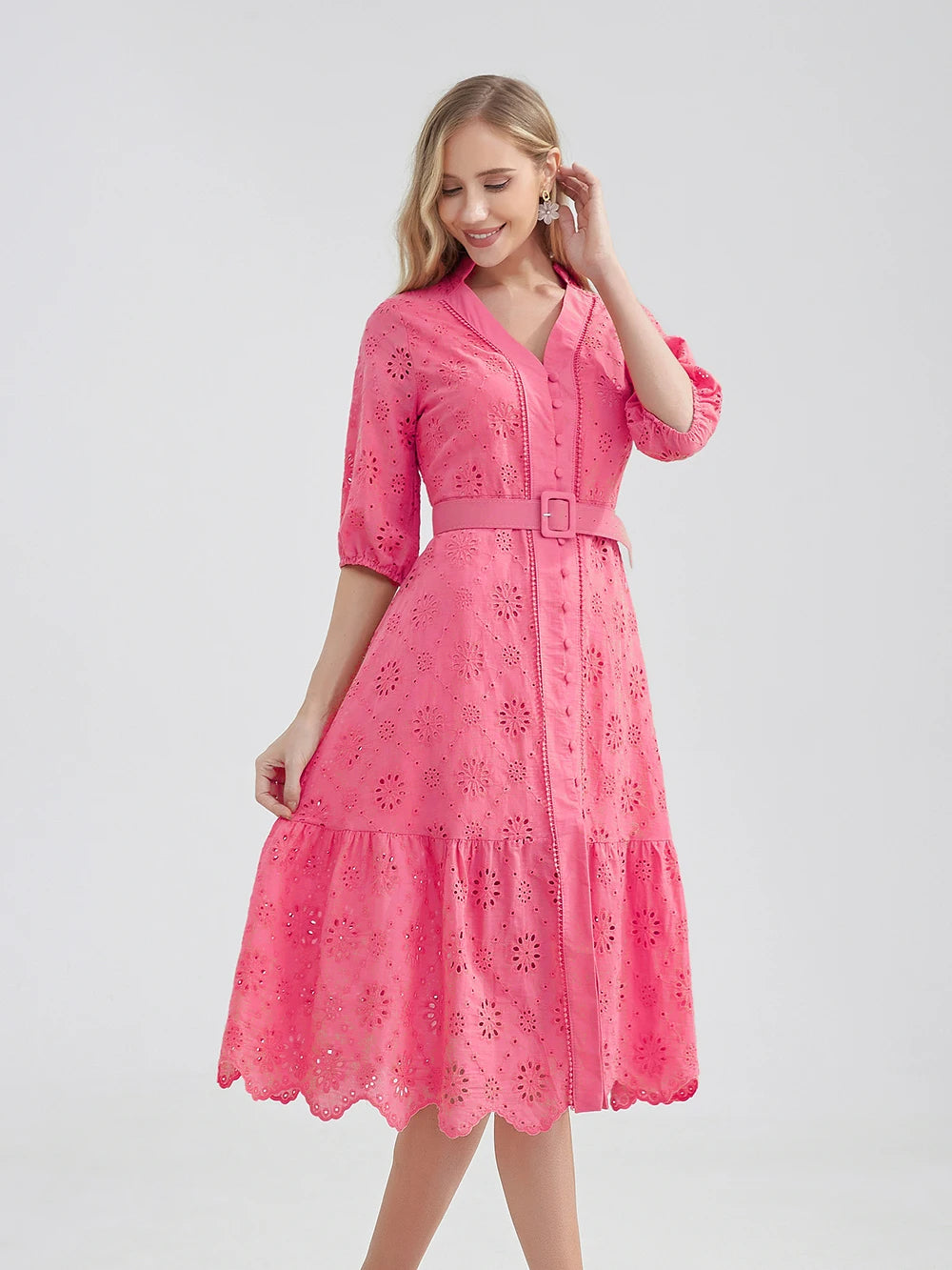 Monica - Robe d'Été Grande Taille Femme Élégante Découvrez notre robe Monica, une création mode grande taille qui incarne la fraîcheur estivale et l'élégance française. Cette robe élégante grande taille allie style sophistiqué et confort d'été, parfaite p