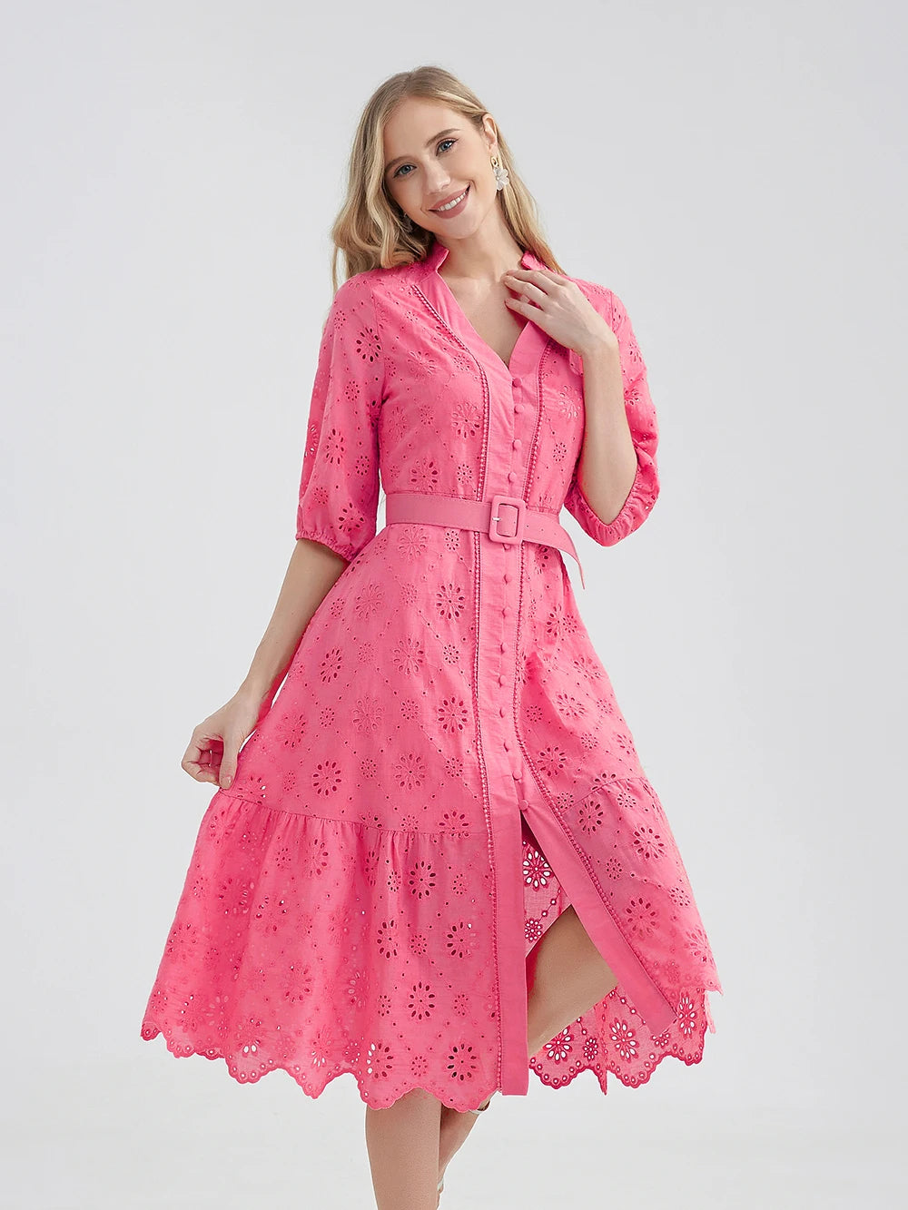 Monica - Robe d'Été Grande Taille Femme Élégante Découvrez notre robe Monica, une création mode grande taille qui incarne la fraîcheur estivale et l'élégance française. Cette robe élégante grande taille allie style sophistiqué et confort d'été, parfaite p