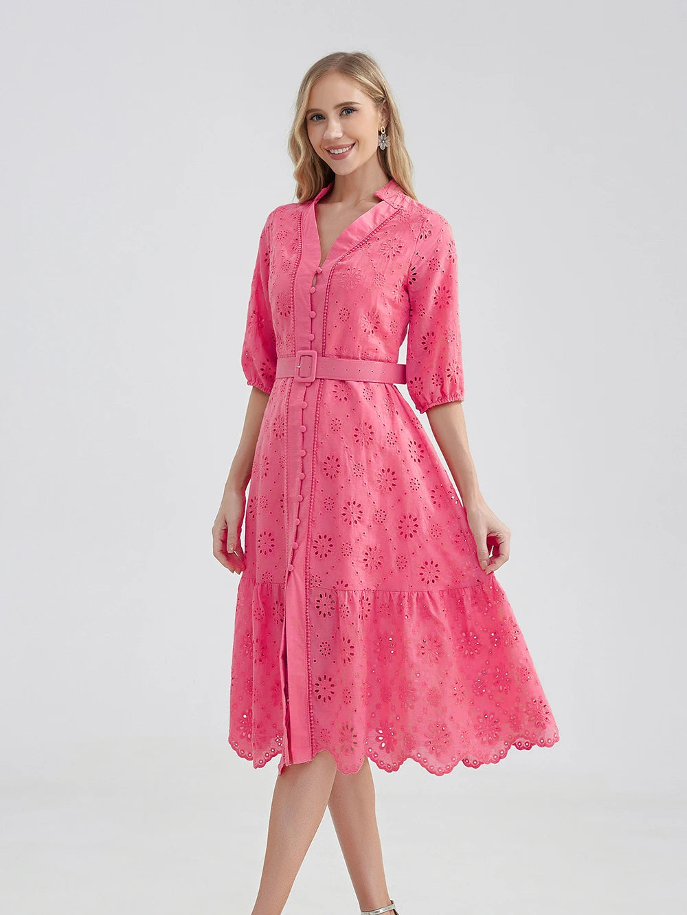 Monica - Robe d'Été Grande Taille Femme Élégante Découvrez notre robe Monica, une création mode grande taille qui incarne la fraîcheur estivale et l'élégance française. Cette robe élégante grande taille allie style sophistiqué et confort d'été, parfaite p