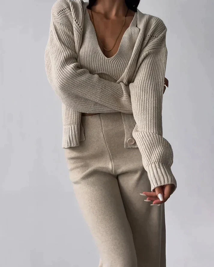 AMELIA - Ensemble Trois Pièces Élégant Grande Taille Découvrez notre ensemble AMELIA, une création mode grande taille qui élève l'art de la coordination à son apogée. Cet ensemble trois pièces grande taille offre une silhouette complète et sophistiquée, c