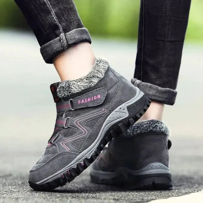 ELOISE - Bottines de Neige en Cuir Grande Taille Découvrez nos bottines ELOISE, une création mode grande taille qui marie protection hivernale et élégance française. Ces bottines grande taille offrent une silhouette raffinée et imperméable, créées pour le