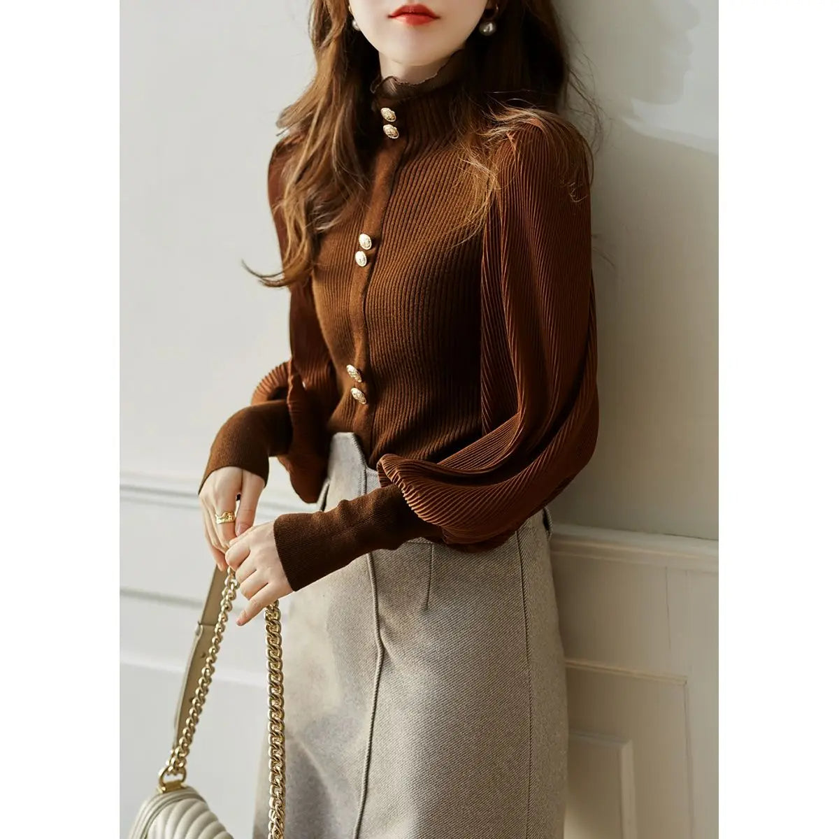 MARI - Chemisier Vintage Classique Grande Taille Découvrez notre chemisier MARI, une création mode grande taille qui marie l'esprit vintage et l'élégance française. Ce chemisier grande taille offre une silhouette rétro et raffinée, créé pour les femmes qu