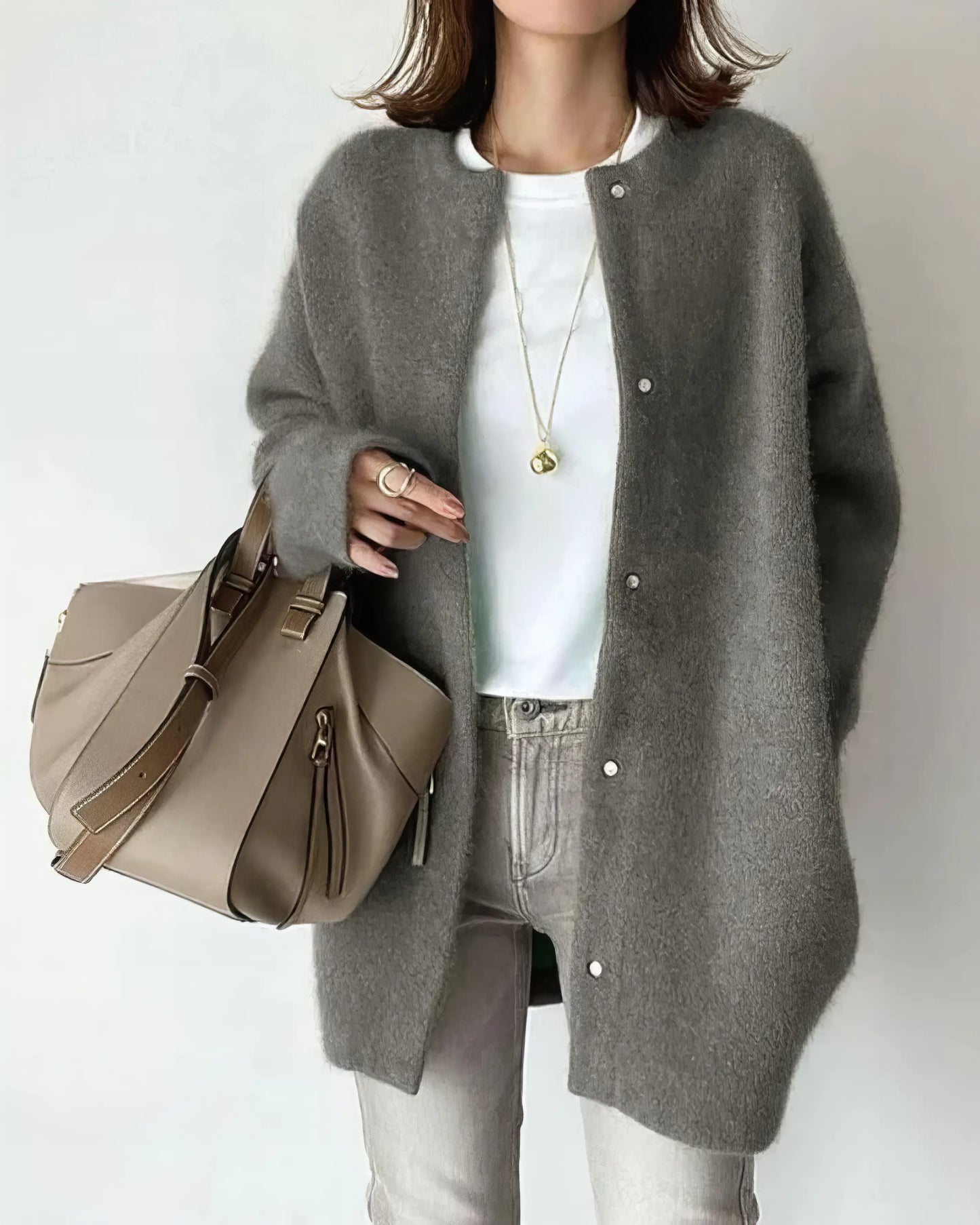 ELVIE - Gilet en Maille Grande Taille Découvrez notre gilet ELVIE, une création mode grande taille qui allie douceur du tricot et élégance française. Ce gilet en maille grande taille offre un design raffiné et confortable, idéal pour les femmes qui souhai