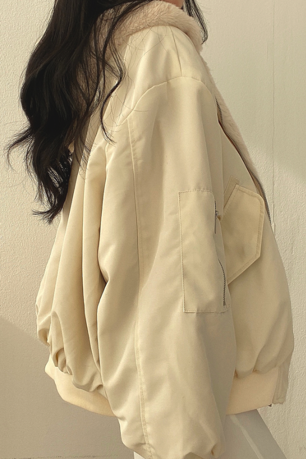 ESME - Manteau d'Hiver Grande Taille Découvrez notre manteau ESME, une création mode grande taille qui allie chaleur hivernale et élégance française. Ce manteau d'hiver grande taille offre un design sophistiqué et confortable, idéal pour les femmes qui so