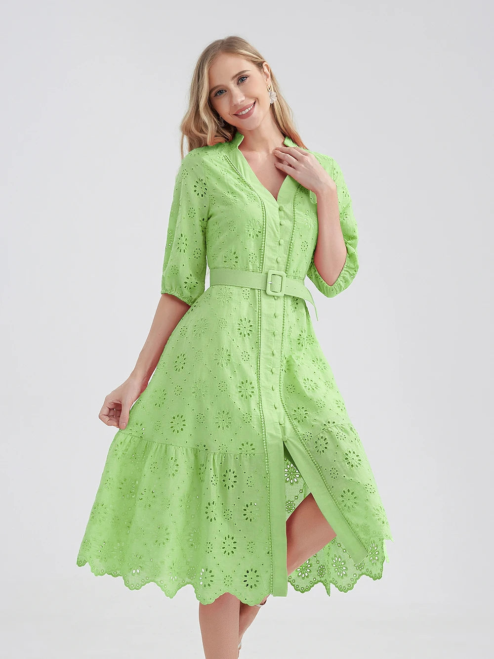 Monica - Robe d'Été Grande Taille Femme Élégante Découvrez notre robe Monica, une création mode grande taille qui incarne la fraîcheur estivale et l'élégance française. Cette robe élégante grande taille allie style sophistiqué et confort d'été, parfaite p