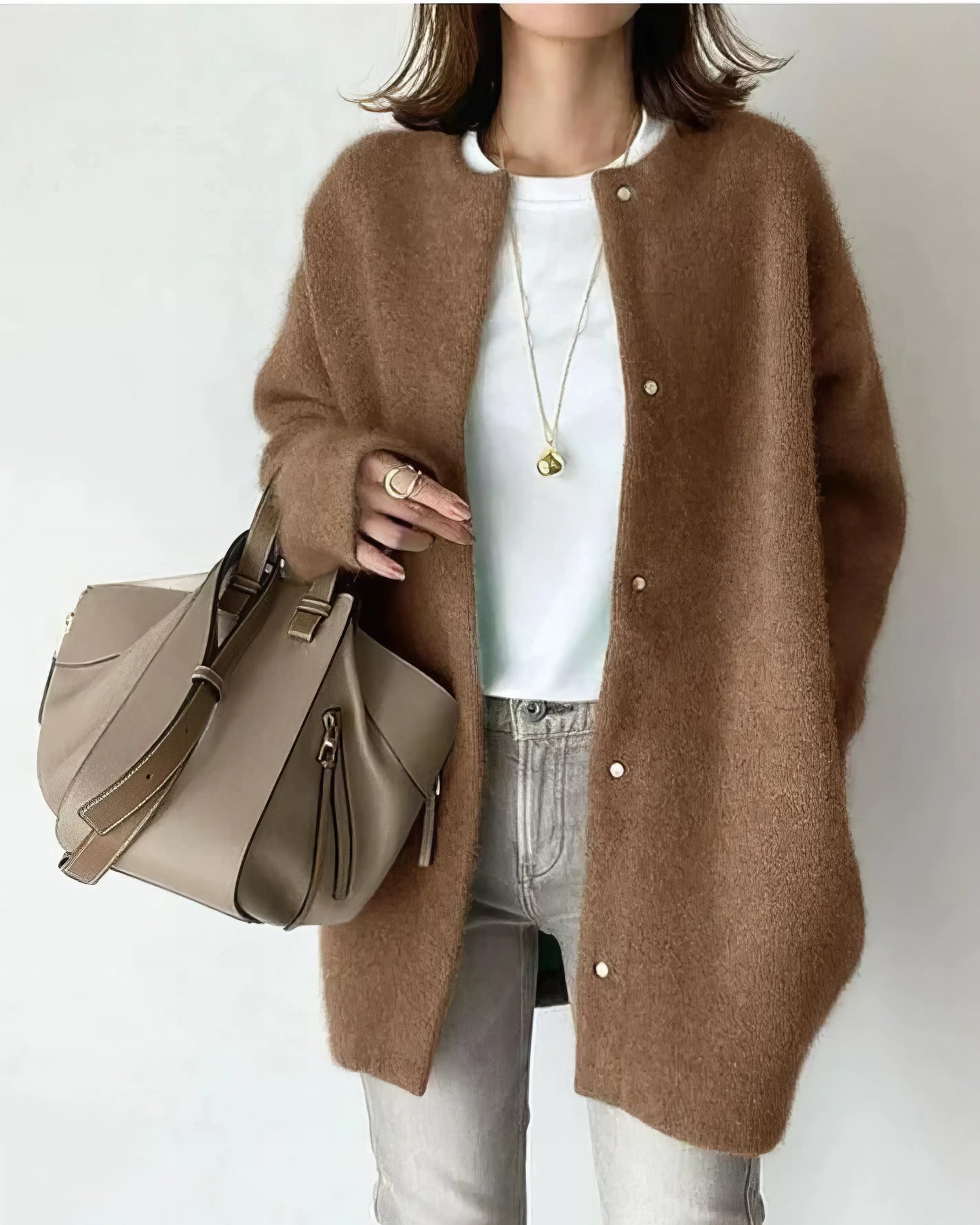 ELVIE - Gilet en Maille Grande Taille Découvrez notre gilet ELVIE, une création mode grande taille qui allie douceur du tricot et élégance française. Ce gilet en maille grande taille offre un design raffiné et confortable, idéal pour les femmes qui souhai
