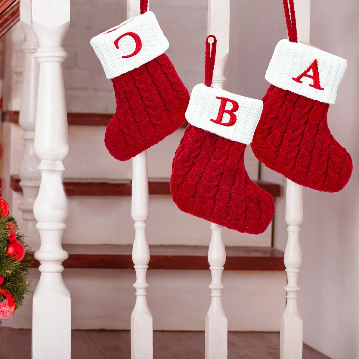 BAS DE NOËL - Chaussette de Noël Personnalisée Découvrez notre bas de Noël personnalisé, une création qui marie tradition festive et élégance française. Cette chaussette de Noël offre un design raffiné et magique, créée pour ceux qui recherchent une pièce