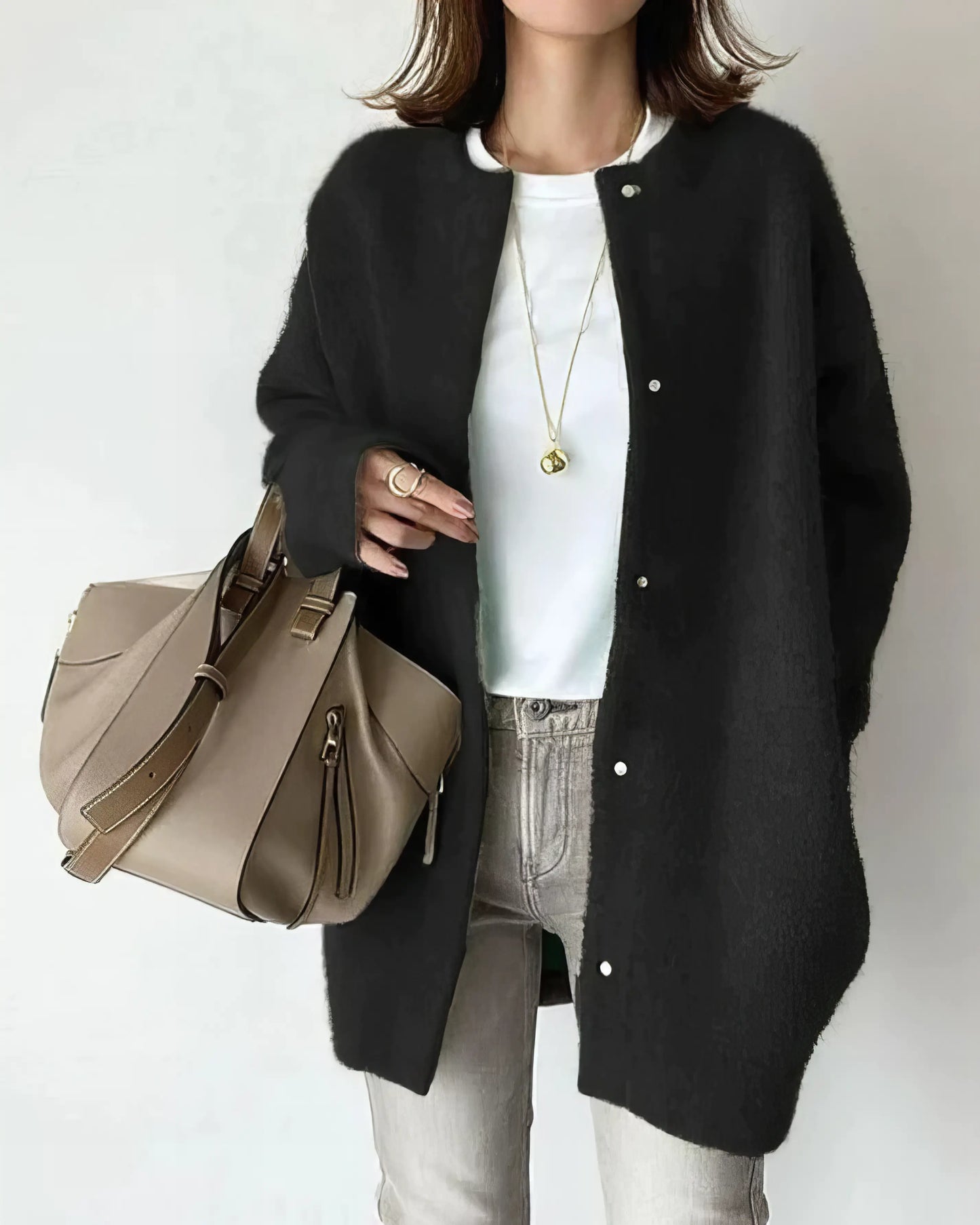 ELVIE - Gilet en Maille Grande Taille Découvrez notre gilet ELVIE, une création mode grande taille qui allie douceur du tricot et élégance française. Ce gilet en maille grande taille offre un design raffiné et confortable, idéal pour les femmes qui souhai