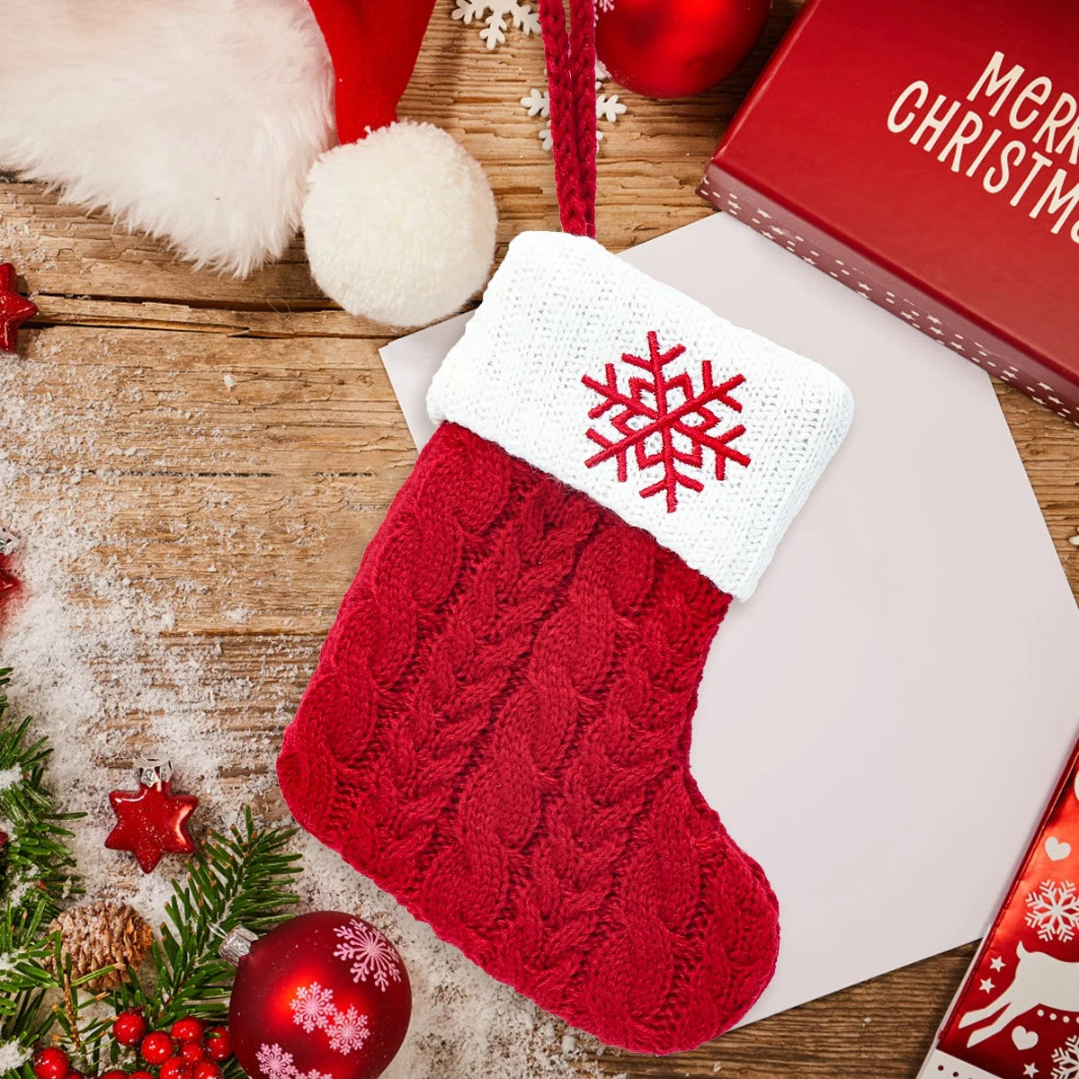 BAS DE NOËL - Chaussette de Noël Personnalisée Découvrez notre bas de Noël personnalisé, une création qui marie tradition festive et élégance française. Cette chaussette de Noël offre un design raffiné et magique, créée pour ceux qui recherchent une pièce