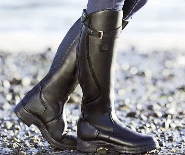 PAULINE - Bottes Imperméables Grande Taille Découvrez nos bottes PAULINE, une création mode grande taille qui marie protection imperméable et élégance française. Ces bottes grande taille offrent une silhouette raffinée et protectrice, créées pour les femm