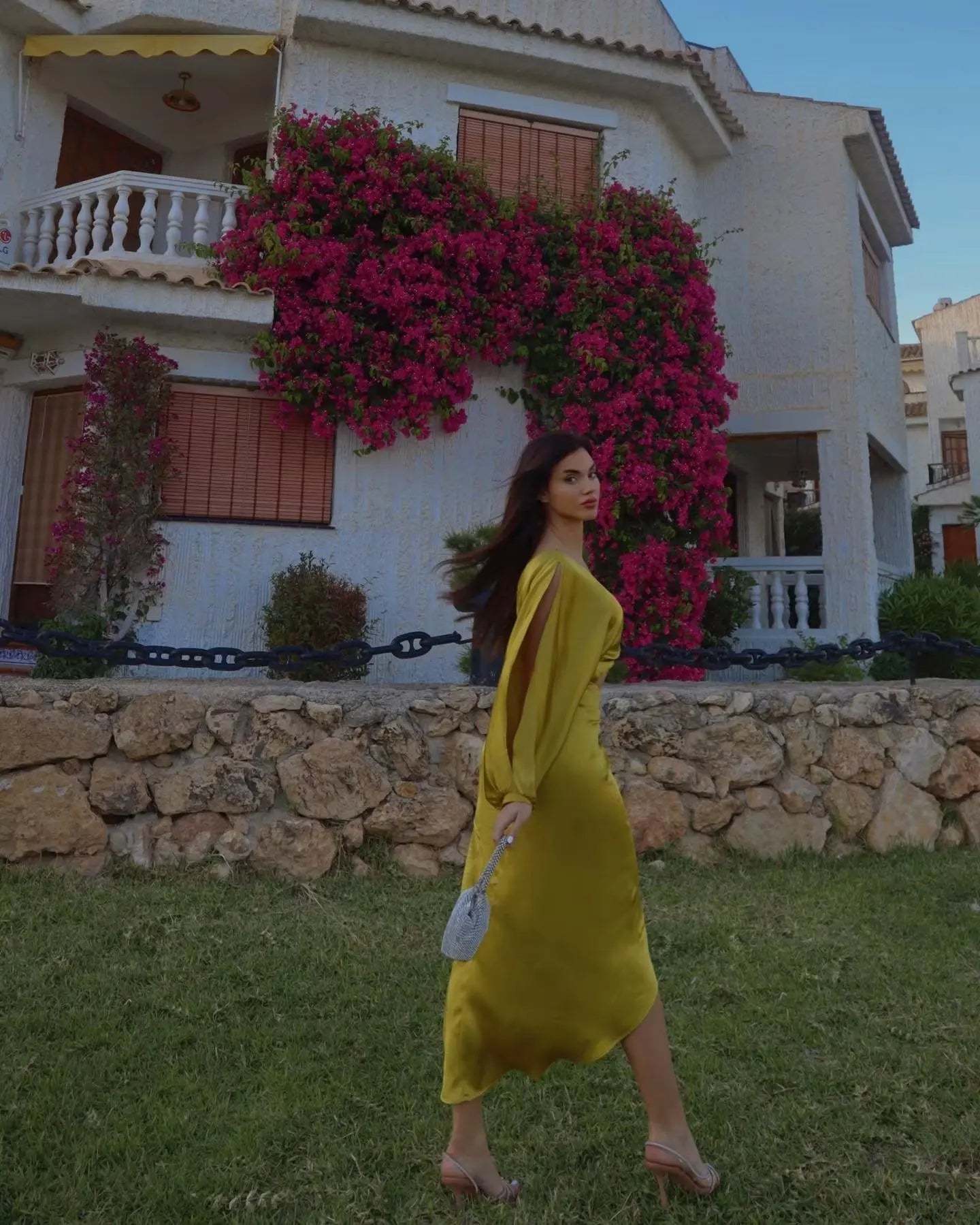 Tara - Robe Grande Taille Femme Unique et Élégante Découvrez notre robe Tara, une création mode grande taille qui allie audace et élégance française. Cette robe élégante grande taille vous offre un style unique et séduisant, parfaite pour les femmes qui o