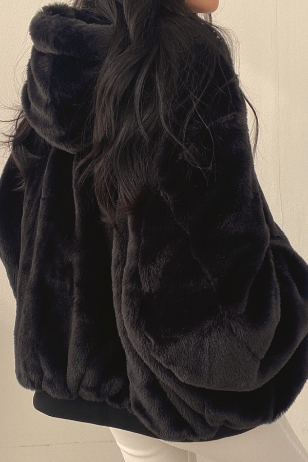 ESME - Manteau d'Hiver Grande Taille Découvrez notre manteau ESME, une création mode grande taille qui allie chaleur hivernale et élégance française. Ce manteau d'hiver grande taille offre un design sophistiqué et confortable, idéal pour les femmes qui so