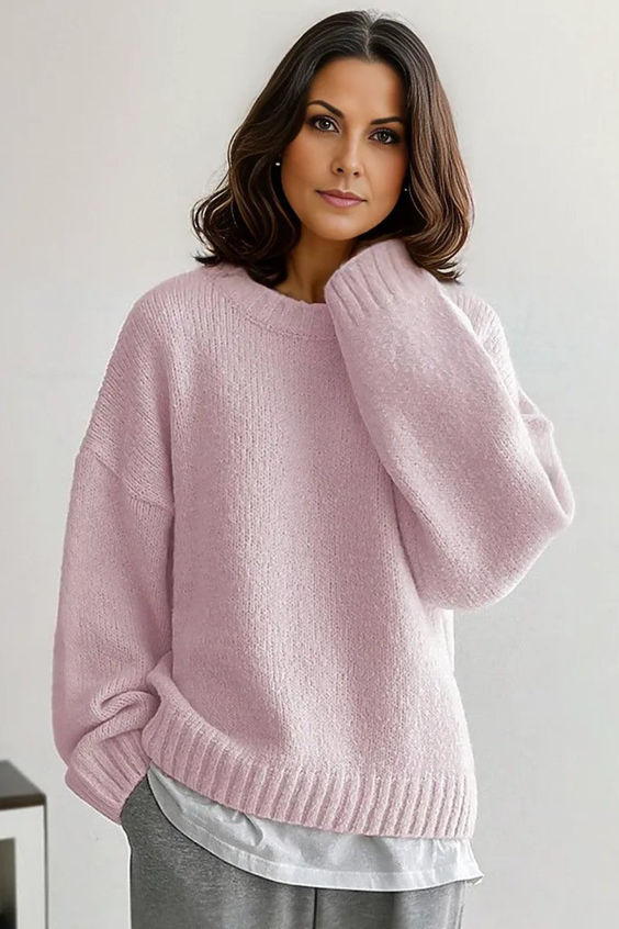 RINA - Pull Rose Col Rond Élégant Grande Taille Découvrez notre pull RINA, une création mode grande taille qui marie la douceur du rose à l'élégance française. Ce pull col rond grande taille offre une silhouette pure et raffinée, créé pour les femmes qui