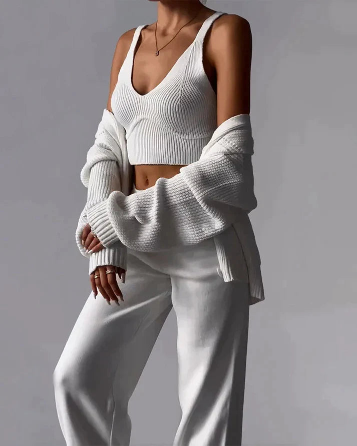 AMELIA - Ensemble Trois Pièces Élégant Grande Taille Découvrez notre ensemble AMELIA, une création mode grande taille qui élève l'art de la coordination à son apogée. Cet ensemble trois pièces grande taille offre une silhouette complète et sophistiquée, c