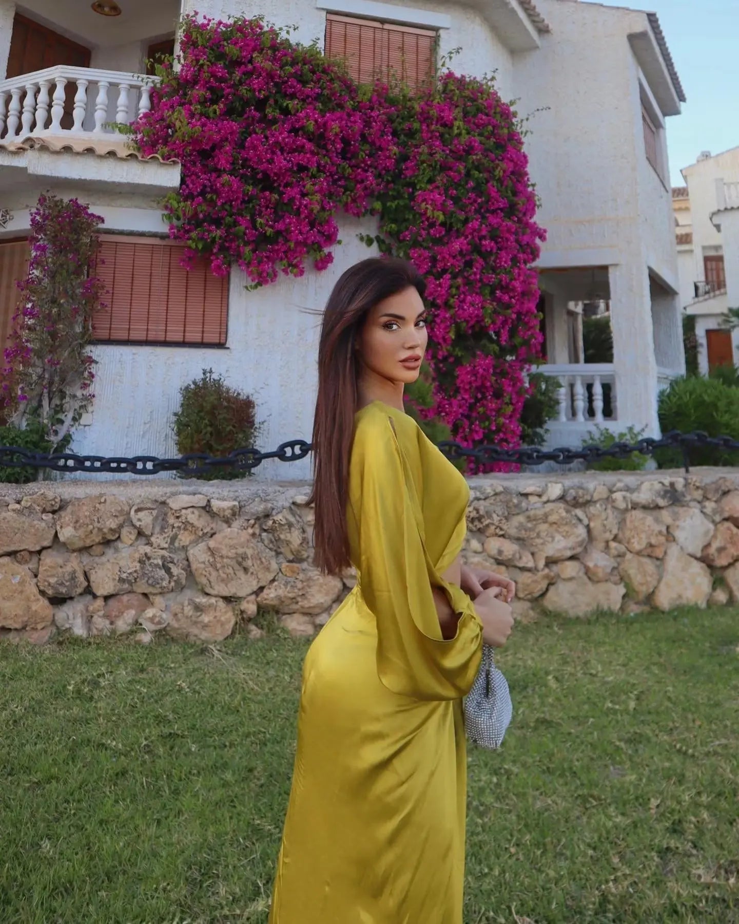 Tara - Robe Grande Taille Femme Unique et Élégante Découvrez notre robe Tara, une création mode grande taille qui allie audace et élégance française. Cette robe élégante grande taille vous offre un style unique et séduisant, parfaite pour les femmes qui o