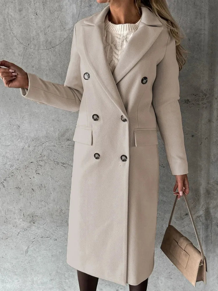 AURORA - Veste d'Hiver Grande Taille Découvrez notre veste AURORA, une création mode grande taille qui allie style raffiné et élégance française. Cette veste d'hiver grande taille offre un design sophistiqué avec revers, idéale pour les femmes qui souhait