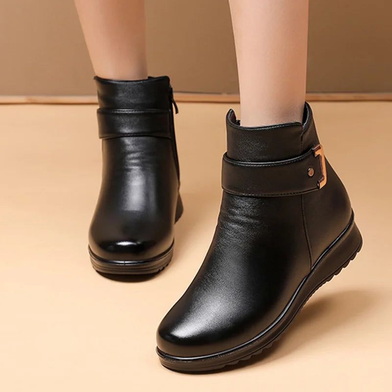 ANNABELLE - Bottes Orthopédiques en Laine Grande Taille Découvrez nos bottes ANNABELLE, une création mode grande taille qui marie confort orthopédique et élégance française. Ces bottes en laine grande taille offrent une silhouette raffinée et chaleureuse,