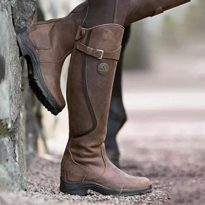 PAULINE - Bottes Imperméables Grande Taille Découvrez nos bottes PAULINE, une création mode grande taille qui marie protection imperméable et élégance française. Ces bottes grande taille offrent une silhouette raffinée et protectrice, créées pour les femm