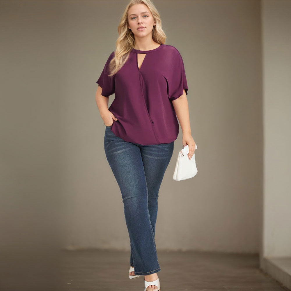 T-Shirt Ample Grande Taille Adoptez le confort avec style grâce à ce top décontracté spécialement conçu pour sublimer les silhouettes généreuses. Sa coupe fluide et moderne vous accompagne dans tous vos moments du quotidien, que ce soit pour une sortie en