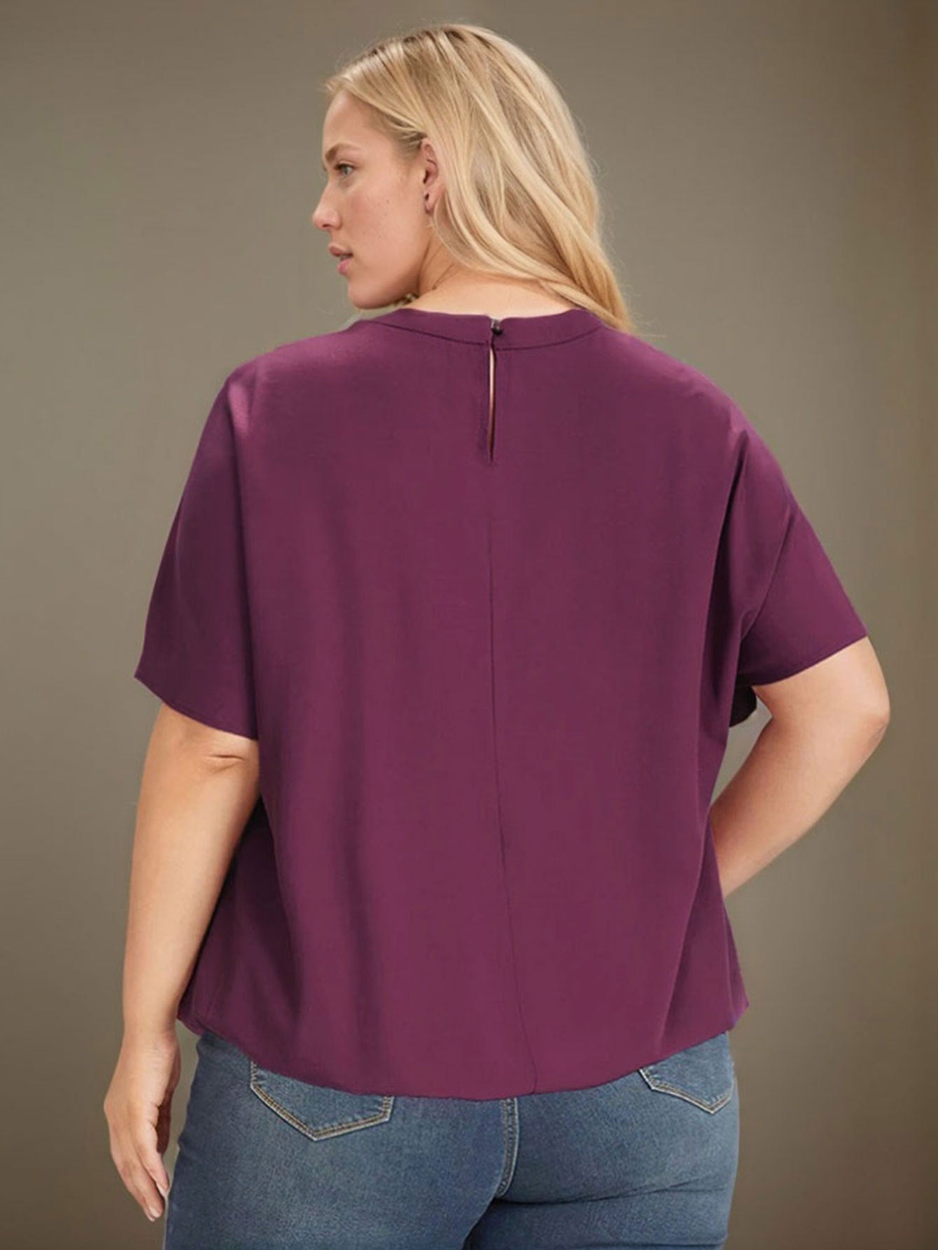 T-Shirt Ample Grande Taille Adoptez le confort avec style grâce à ce top décontracté spécialement conçu pour sublimer les silhouettes généreuses. Sa coupe fluide et moderne vous accompagne dans tous vos moments du quotidien, que ce soit pour une sortie en