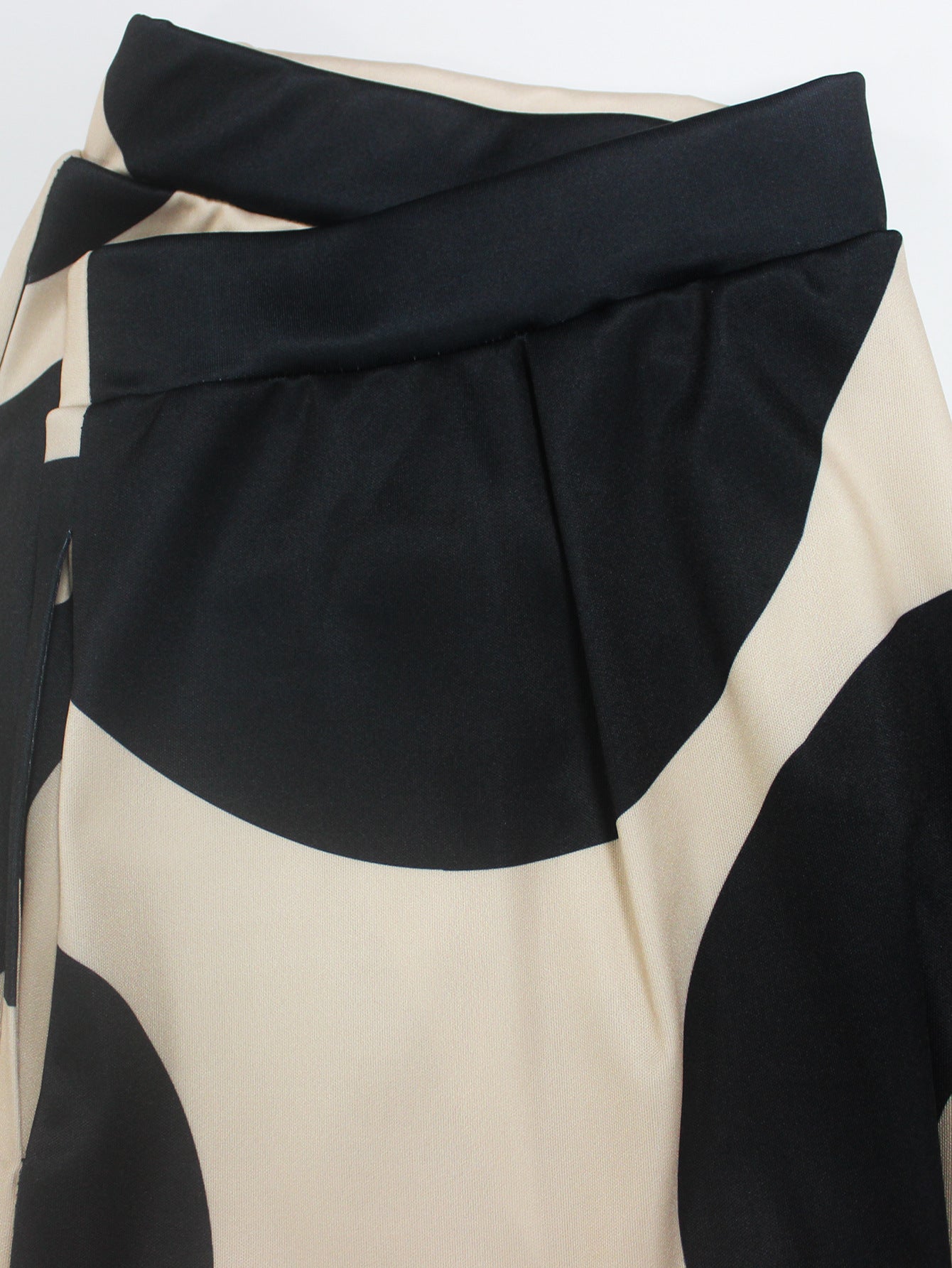 Claire Ensemble Été Découvrez notre Pantalon Droit Rayé Grande Taille 'Céline' - Élégance et Confort au Quotidien 🌟 L'essentiel mode pour femmes aux belles courbes qui ne font aucun compromis sur le style. Caractéristiques Principales: • Coupe droite mod