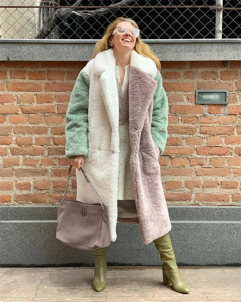 SONYA - Manteau en Fausse Fourrure Grande Taille Découvrez notre manteau SONYA, une création mode grande taille qui allie chaleur luxueuse et élégance française. Ce manteau en fausse fourrure grande taille offre un design chaleureux et sophistiqué, idéal