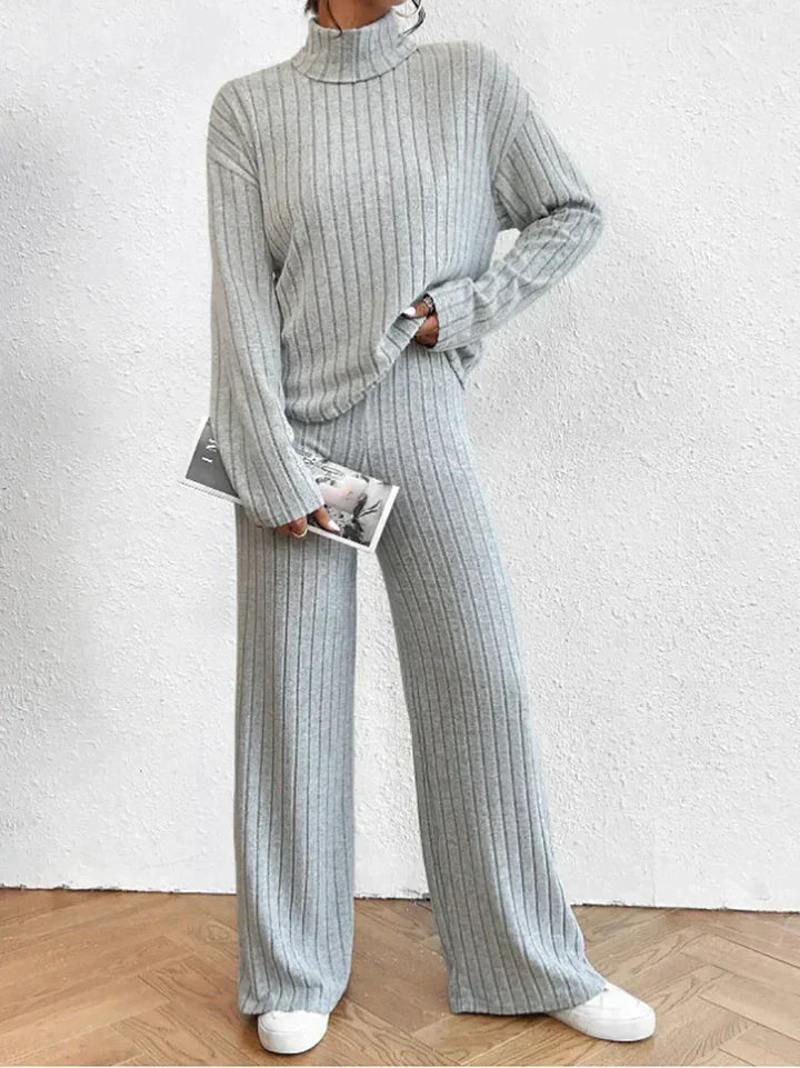 ALICE - Ensemble Pull Col Roulé et Pantalon en Maille Grande Taille Découvrez notre ensemble ALICE, une création mode grande taille qui allie le confort du tricot à l'élégance française. Cet ensemble coordonné grande taille comprend un pull col roulé raff