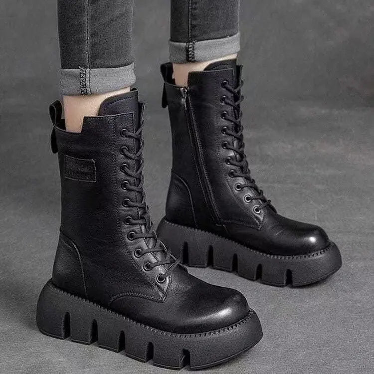 ELIZABETH - Bottes d'Hiver Grande Taille Découvrez nos bottes ELIZABETH, une création mode grande taille qui marie chaleur hivernale et élégance française. Ces bottes d'hiver grande taille offrent une silhouette raffinée et protectrice, créées pour les fe