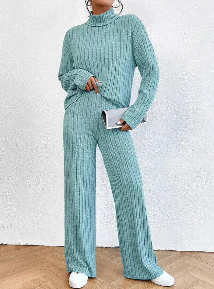 ALICE - Ensemble Pull Col Roulé et Pantalon en Maille Grande Taille Découvrez notre ensemble ALICE, une création mode grande taille qui allie le confort du tricot à l'élégance française. Cet ensemble coordonné grande taille comprend un pull col roulé raff