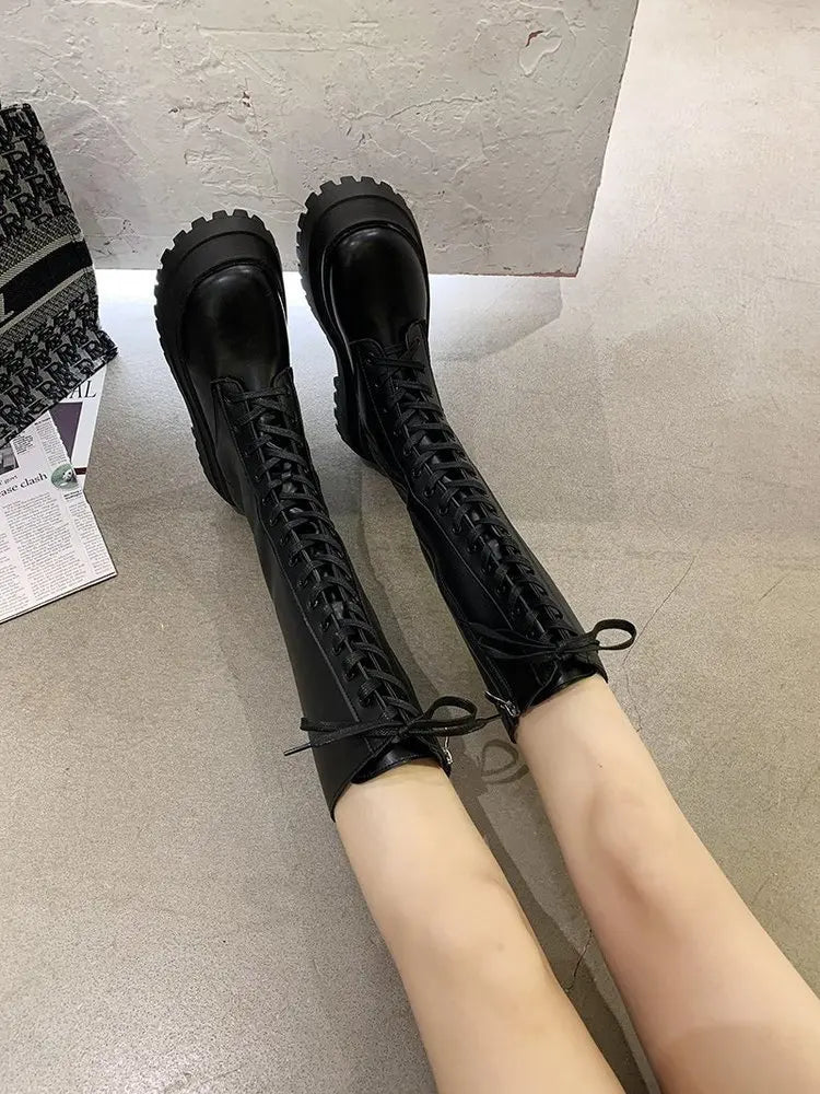 ESTELLE - Bottes d'Hiver Grande Taille Découvrez nos bottes ESTELLE, une création mode grande taille qui marie protection hivernale et élégance française. Ces bottes d'hiver grande taille offrent une silhouette raffinée et chaleureuse, créées pour les fem