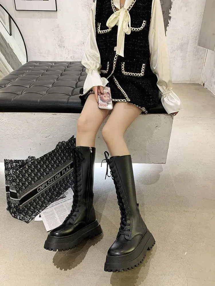 ESTELLE - Bottes d'Hiver Grande Taille Découvrez nos bottes ESTELLE, une création mode grande taille qui marie protection hivernale et élégance française. Ces bottes d'hiver grande taille offrent une silhouette raffinée et chaleureuse, créées pour les fem