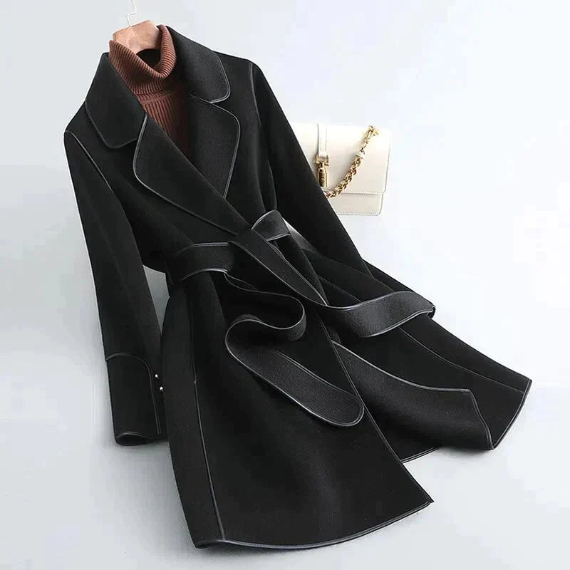 ALMA - Trench-Coat en Laine Grande Taille Découvrez notre trench-coat ALMA, une création mode grande taille qui allie chaleur de la laine et élégance française. Ce trench en laine grande taille offre un design classique et sophistiqué, idéal pour les femm