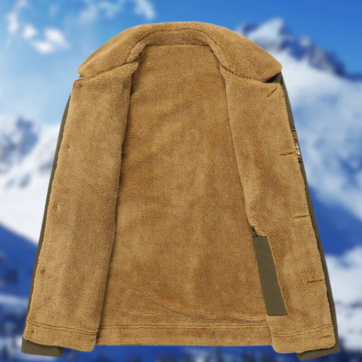 TREK - Veste en Jean d'Hiver Homme Découvrez notre veste TREK pour homme, une création qui marie le style intemporel du denim à la chaleur hivernale. Cette veste en jean d'hiver offre une silhouette robuste et raffinée, créée pour les hommes qui recherche